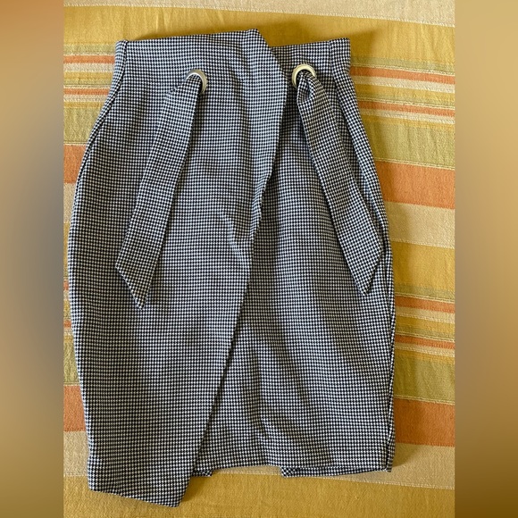H&M Dresses & Skirts - H&M assymetrical houndstooth pencil skirt